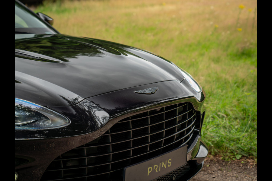 Aston Martin Dbx 550 4.0 V8 | Panoramadak | Trekhaak | 360 cam | Premium Audio | Onyx Black | Carbon interior