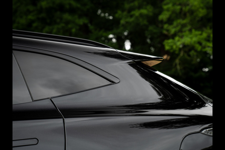 Aston Martin Dbx 550 4.0 V8 | Panoramadak | Trekhaak | 360 cam | Premium Audio | Onyx Black | Carbon interior