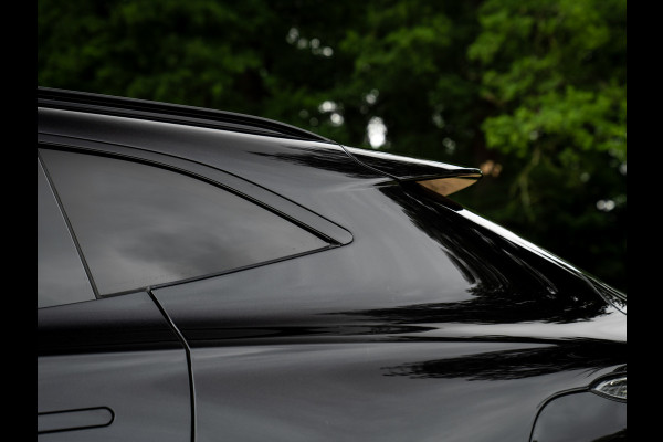 Aston Martin Dbx 550 4.0 V8 | Panoramadak | Trekhaak | 360 cam | Premium Audio | Onyx Black | Carbon interior