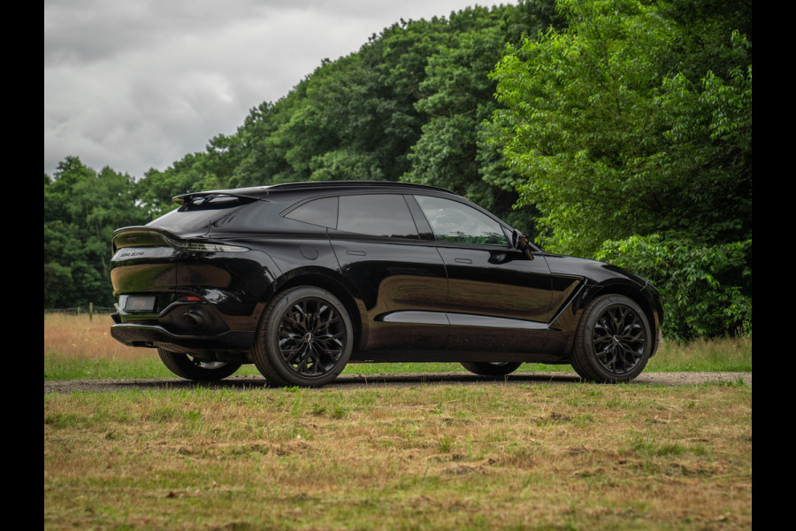 Aston Martin Dbx 550 4.0 V8 | Panoramadak | Trekhaak | 360 cam | Premium Audio | Onyx Black | Carbon interior
