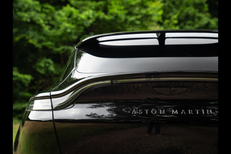 Aston Martin Dbx 550 4.0 V8 | Panoramadak | Trekhaak | 360 cam | Premium Audio | Onyx Black | Carbon interior