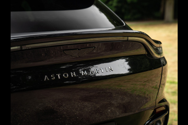 Aston Martin Dbx 550 4.0 V8 | Panoramadak | Trekhaak | 360 cam | Premium Audio | Onyx Black | Carbon interior