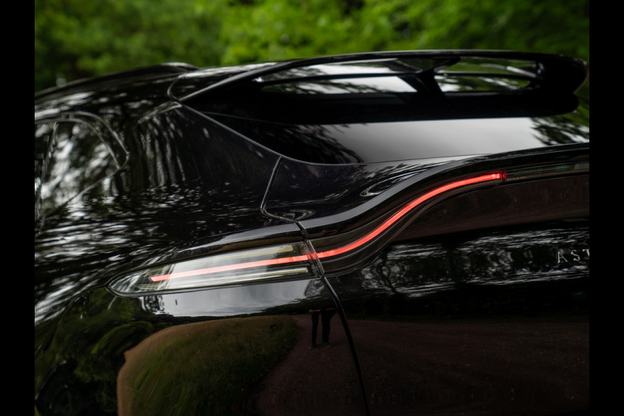 Aston Martin Dbx 550 4.0 V8 | Panoramadak | Trekhaak | 360 cam | Premium Audio | Onyx Black | Carbon interior