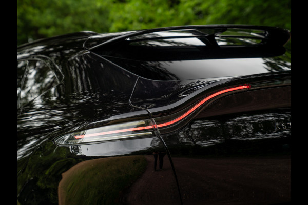 Aston Martin Dbx 550 4.0 V8 | Panoramadak | Trekhaak | 360 cam | Premium Audio | Onyx Black | Carbon interior