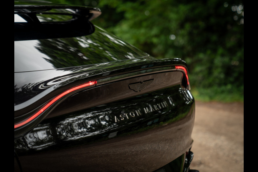 Aston Martin Dbx 550 4.0 V8 | Panoramadak | Trekhaak | 360 cam | Premium Audio | Onyx Black | Carbon interior