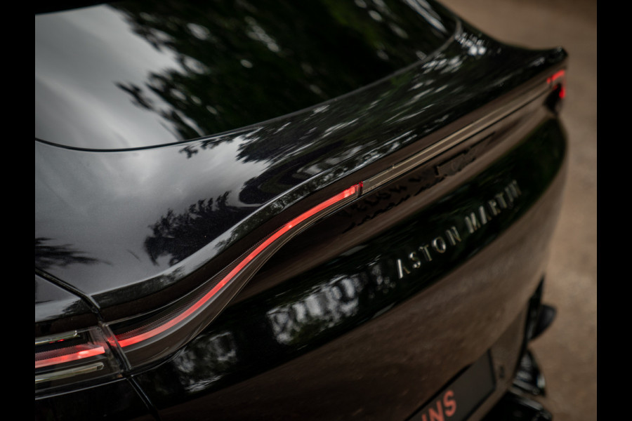 Aston Martin Dbx 550 4.0 V8 | Panoramadak | Trekhaak | 360 cam | Premium Audio | Onyx Black | Carbon interior