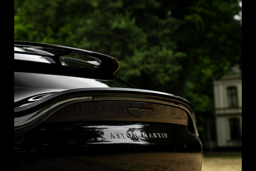 Aston Martin Dbx 550 4.0 V8 | Panoramadak | Trekhaak | 360 cam | Premium Audio | Onyx Black | Carbon interior