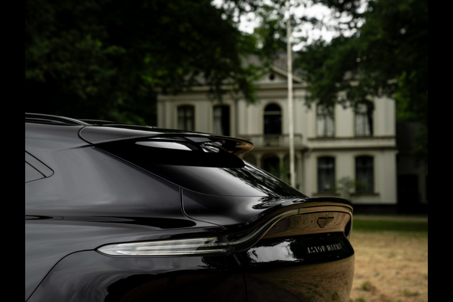 Aston Martin Dbx 550 4.0 V8 | Panoramadak | Trekhaak | 360 cam | Premium Audio | Onyx Black | Carbon interior