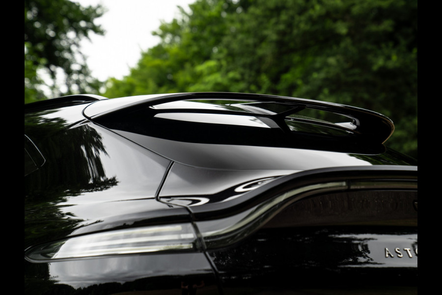 Aston Martin Dbx 550 4.0 V8 | Panoramadak | Trekhaak | 360 cam | Premium Audio | Onyx Black | Carbon interior