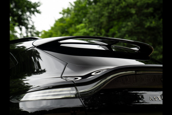 Aston Martin Dbx 550 4.0 V8 | Panoramadak | Trekhaak | 360 cam | Premium Audio | Onyx Black | Carbon interior