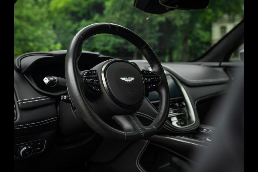 Aston Martin Dbx 550 4.0 V8 | Panoramadak | Trekhaak | 360 cam | Premium Audio | Onyx Black | Carbon interior
