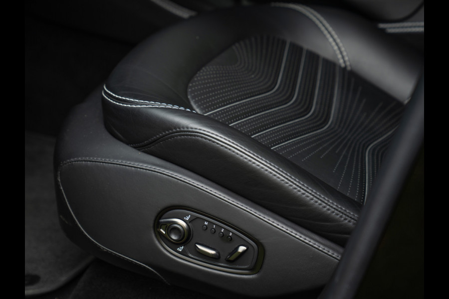 Aston Martin Dbx 550 4.0 V8 | Panoramadak | Trekhaak | 360 cam | Premium Audio | Onyx Black | Carbon interior
