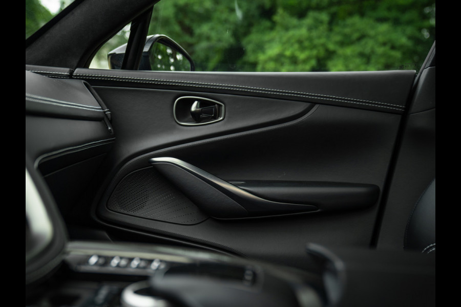 Aston Martin Dbx 550 4.0 V8 | Panoramadak | Trekhaak | 360 cam | Premium Audio | Onyx Black | Carbon interior