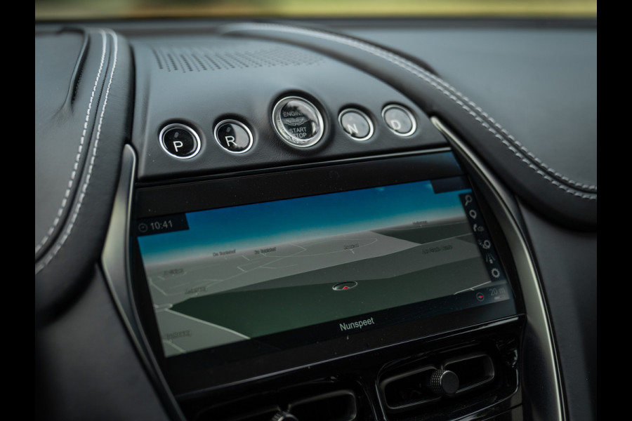 Aston Martin Dbx 550 4.0 V8 | Panoramadak | Trekhaak | 360 cam | Premium Audio | Onyx Black | Carbon interior
