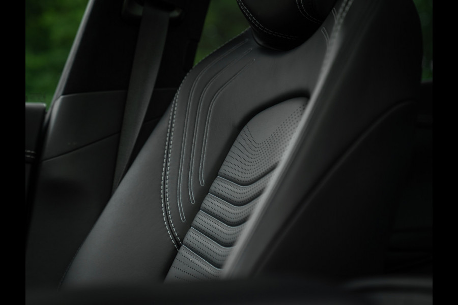 Aston Martin Dbx 550 4.0 V8 | Panoramadak | Trekhaak | 360 cam | Premium Audio | Onyx Black | Carbon interior