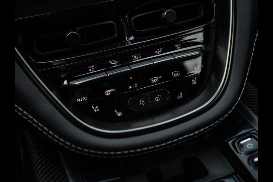 Aston Martin Dbx 550 4.0 V8 | Panoramadak | Trekhaak | 360 cam | Premium Audio | Onyx Black | Carbon interior