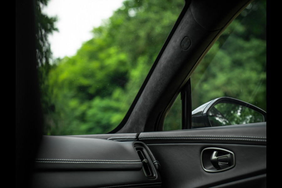 Aston Martin Dbx 550 4.0 V8 | Panoramadak | Trekhaak | 360 cam | Premium Audio | Onyx Black | Carbon interior