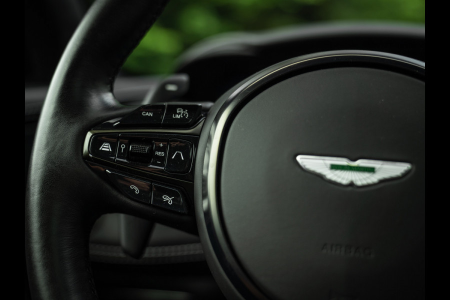 Aston Martin Dbx 550 4.0 V8 | Panoramadak | Trekhaak | 360 cam | Premium Audio | Onyx Black | Carbon interior