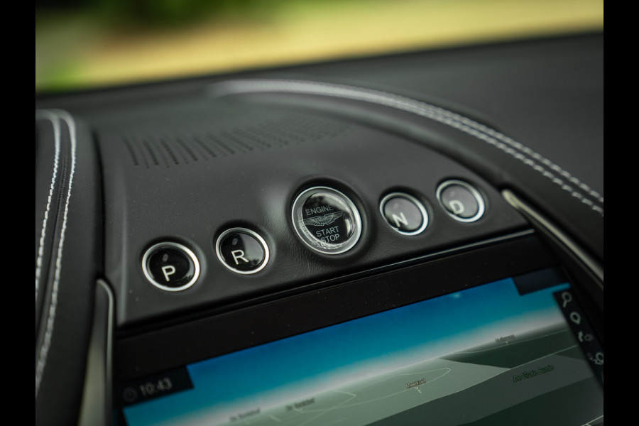 Aston Martin Dbx 550 4.0 V8 | Panoramadak | Trekhaak | 360 cam | Premium Audio | Onyx Black | Carbon interior