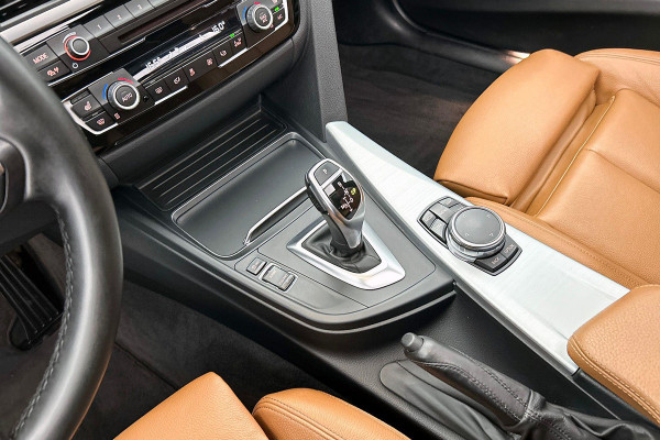 BMW 3 Serie Touring 320i Edition M Sport Shadow High Executive (NL-auto, Panorama, StoelV, Climate Con, Navi Pro, Etc)