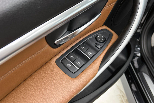 BMW 3 Serie Touring 320i Edition M Sport Shadow High Executive (NL-auto, Panorama, StoelV, Climate Con, Navi Pro, Etc)