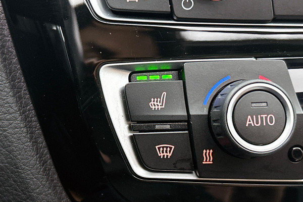 BMW 3 Serie Touring 320i Edition M Sport Shadow High Executive (NL-auto, Panorama, StoelV, Climate Con, Navi Pro, Etc)