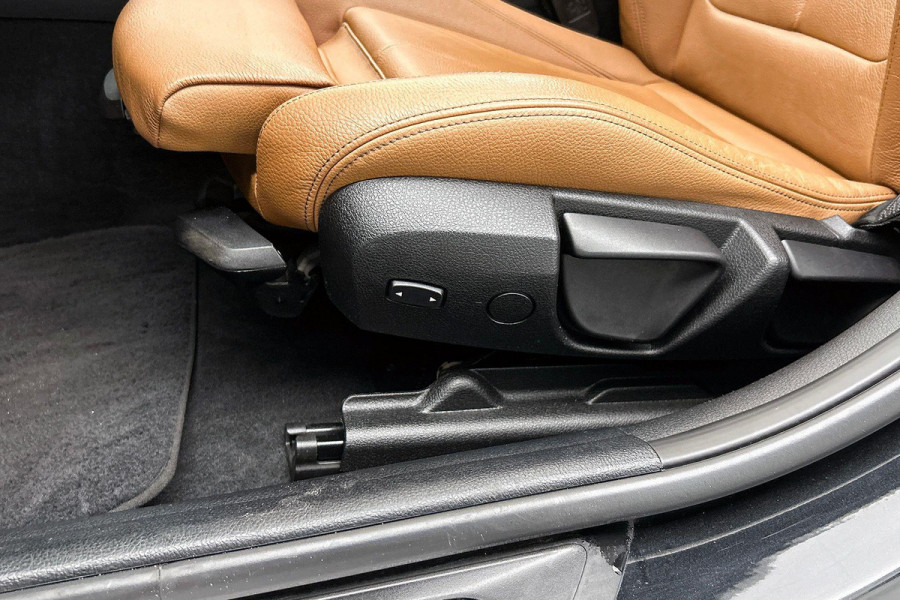 BMW 3 Serie Touring 320i Edition M Sport Shadow High Executive (NL-auto, Panorama, StoelV, Climate Con, Navi Pro, Etc)