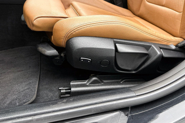 BMW 3 Serie Touring 320i Edition M Sport Shadow High Executive (NL-auto, Panorama, StoelV, Climate Con, Navi Pro, Etc)