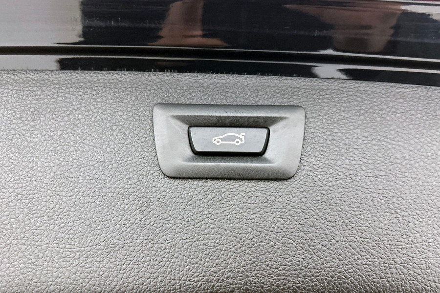 BMW 3 Serie Touring 320i Edition M Sport Shadow High Executive (NL-auto, Panorama, StoelV, Climate Con, Navi Pro, Etc)