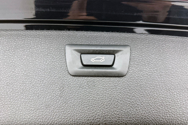 BMW 3 Serie Touring 320i Edition M Sport Shadow High Executive (NL-auto, Panorama, StoelV, Climate Con, Navi Pro, Etc)