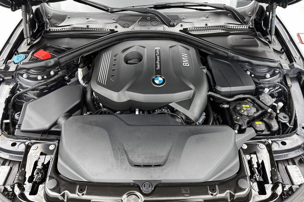 BMW 3 Serie Touring 320i Edition M Sport Shadow High Executive (NL-auto, Panorama, StoelV, Climate Con, Navi Pro, Etc)
