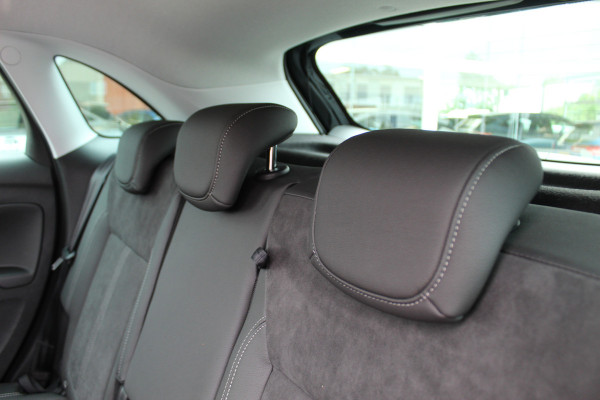 Opel Crossland 1.2 110 pk Turbo Elegance , Mooie hoge zit Climate control , Cruise control , AGR stoelen voor , Camera Navigatie , LM velgen , Parkeersensoren V+A