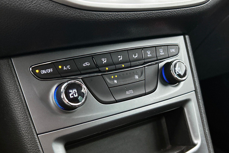 Opel Astra 1.0 Turbo 120 Jaar Edition (NAVIGATIE, CARPLAY, PARKEERSENSOREN, CLIMA, 1e EIGENAAR, GOED ONDERHOUDEN)