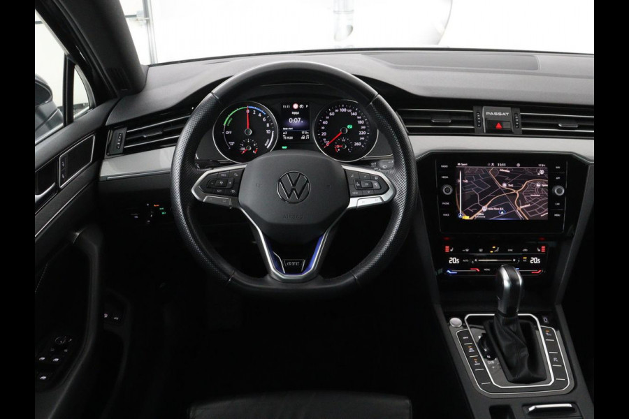 Volkswagen Passat 1.4 TSI PHEV GTE | Leder | Stoelverwarming | 360 camera | Matrix LED | Trekhaak | Carplay | Massage | Navigatie | Adaptive cruise | Achterbankverwarming