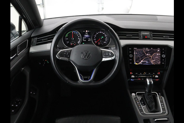 Volkswagen Passat 1.4 TSI PHEV GTE | Leder | Stoelverwarming | 360 camera | Matrix LED | Trekhaak | Carplay | Massage | Navigatie | Adaptive cruise | Achterbankverwarming
