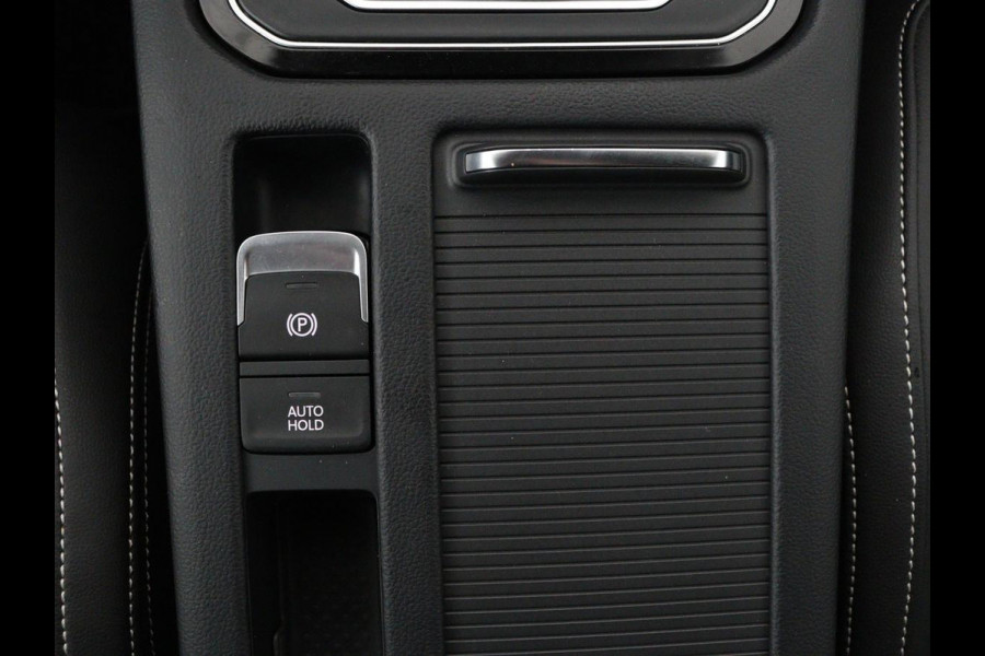 Volkswagen Passat 1.4 TSI PHEV GTE | Leder | Stoelverwarming | 360 camera | Matrix LED | Trekhaak | Carplay | Massage | Navigatie | Adaptive cruise | Achterbankverwarming