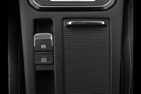 Volkswagen Passat 1.4 TSI PHEV GTE | Leder | Stoelverwarming | 360 camera | Matrix LED | Trekhaak | Carplay | Massage | Navigatie | Adaptive cruise | Achterbankverwarming