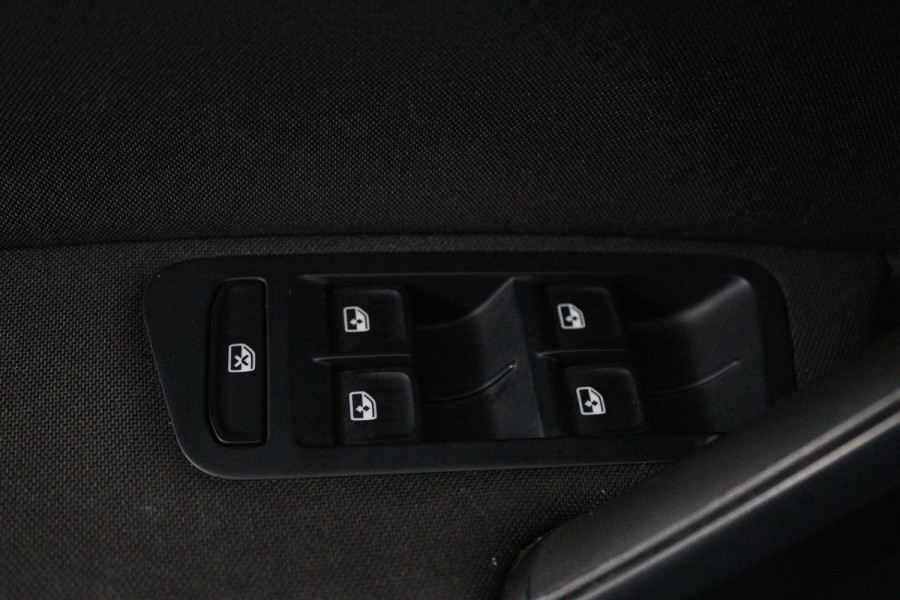 Volkswagen Golf 1.0 TSI Comfortline (PARKEERSENSOREN, CRUISE CONTROL, NAVIGATIE, CARPLAY, NL-AUTO)