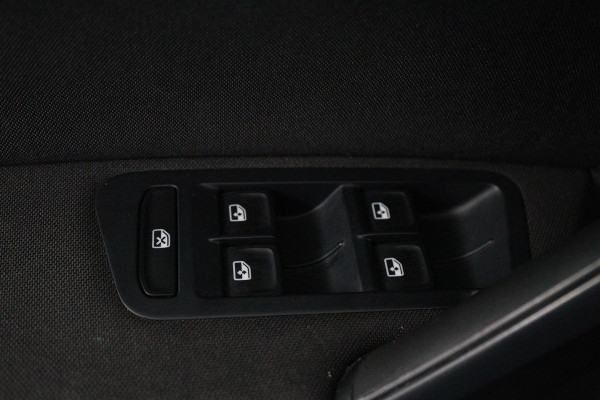 Volkswagen Golf 1.0 TSI Comfortline (PARKEERSENSOREN, CRUISE CONTROL, NAVIGATIE, CARPLAY, NL-AUTO)