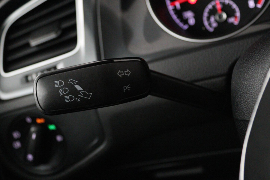 Volkswagen Golf 1.0 TSI Comfortline (PARKEERSENSOREN, CRUISE CONTROL, NAVIGATIE, CARPLAY, NL-AUTO)