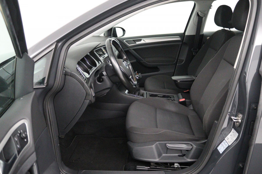 Volkswagen Golf 1.0 TSI Comfortline (PARKEERSENSOREN, CRUISE CONTROL, NAVIGATIE, CARPLAY, NL-AUTO)