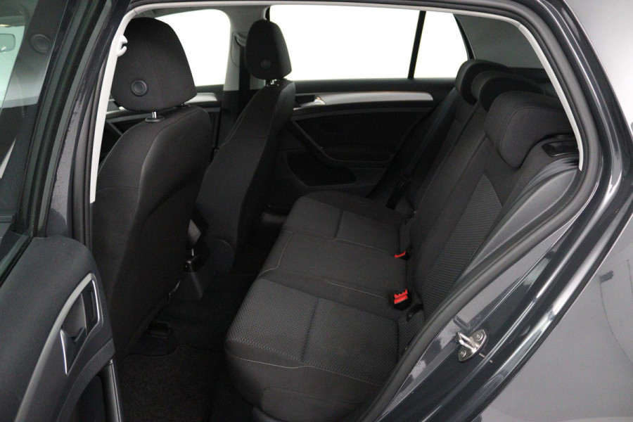 Volkswagen Golf 1.0 TSI Comfortline (PARKEERSENSOREN, CRUISE CONTROL, NAVIGATIE, CARPLAY, NL-AUTO)