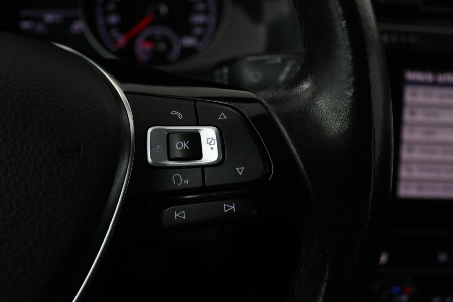 Volkswagen Golf 1.0 TSI Comfortline (PARKEERSENSOREN, CRUISE CONTROL, NAVIGATIE, CARPLAY, NL-AUTO)