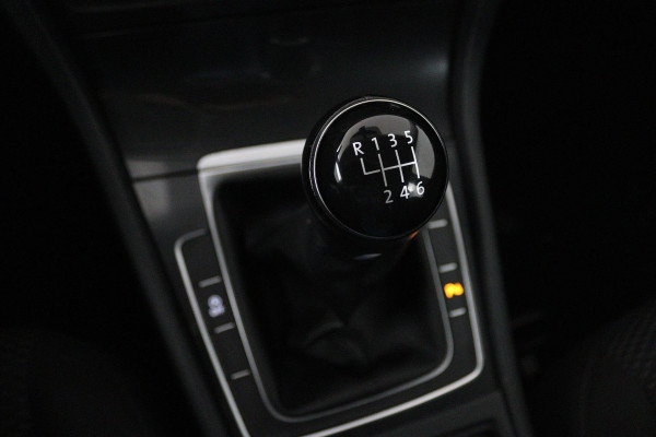 Volkswagen Golf 1.0 TSI Comfortline (PARKEERSENSOREN, CRUISE CONTROL, NAVIGATIE, CARPLAY, NL-AUTO)