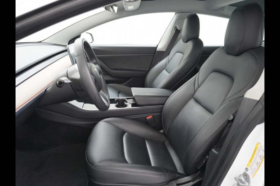Tesla Model 3 RWD SR+ 60kWh 325PK FSD 3-Computer 18" AutoPilot Leder PanoDak Adaptive-Cruise Lmv Camera's Elektr.-Stuur+Stoelen+Spiegels+Geheu Navi LED Comfortstoelen ACC DAB Voorverwarmen interieur via App Keyless via Telefoonsleutel One-Pedal-Drive Origineel Nederlandse auto tot 11kw laden thuis! 1.584kg licht! Accu Garantie tot 31-03-2028/160.000km