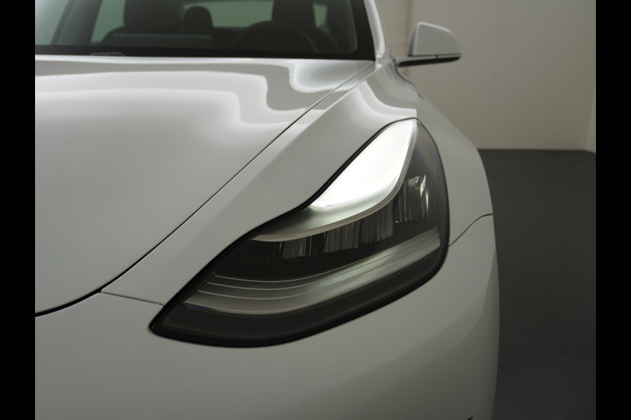 Tesla Model 3 RWD SR+ 60kWh 325PK FSD 3-Computer 18" AutoPilot Leder PanoDak Adaptive-Cruise Lmv Camera's Elektr.-Stuur+Stoelen+Spiegels+Geheu Navi LED Comfortstoelen ACC DAB Voorverwarmen interieur via App Keyless via Telefoonsleutel One-Pedal-Drive Origineel Nederlandse auto tot 11kw laden thuis! 1.584kg licht! Accu Garantie tot 31-03-2028/160.000km