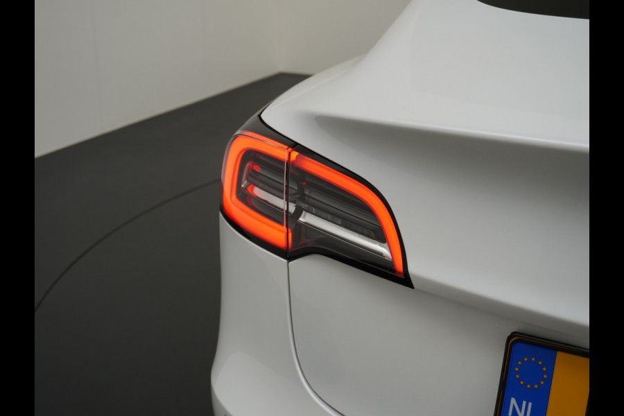 Tesla Model 3 RWD SR+ 60kWh 325PK FSD 3-Computer 18" AutoPilot Leder PanoDak Adaptive-Cruise Lmv Camera's Elektr.-Stuur+Stoelen+Spiegels+Geheu Navi LED Comfortstoelen ACC DAB Voorverwarmen interieur via App Keyless via Telefoonsleutel One-Pedal-Drive Origineel Nederlandse auto tot 11kw laden thuis! 1.584kg licht! Accu Garantie tot 31-03-2028/160.000km