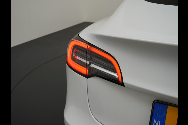 Tesla Model 3 RWD SR+ 60kWh 325PK FSD 3-Computer 18" AutoPilot Leder PanoDak Adaptive-Cruise Lmv Camera's Elektr.-Stuur+Stoelen+Spiegels+Geheu Navi LED Comfortstoelen ACC DAB Voorverwarmen interieur via App Keyless via Telefoonsleutel One-Pedal-Drive Origineel Nederlandse auto tot 11kw laden thuis! 1.584kg licht! Accu Garantie tot 31-03-2028/160.000km