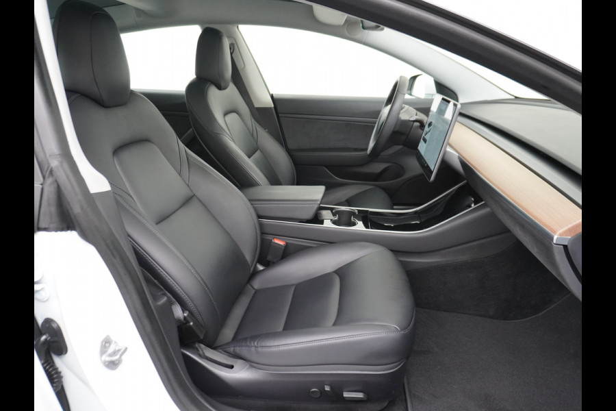Tesla Model 3 RWD SR+ 60kWh 325PK FSD 3-Computer 18" AutoPilot Leder PanoDak Adaptive-Cruise Lmv Camera's Elektr.-Stuur+Stoelen+Spiegels+Geheu Navi LED Comfortstoelen ACC DAB Voorverwarmen interieur via App Keyless via Telefoonsleutel One-Pedal-Drive Origineel Nederlandse auto tot 11kw laden thuis! 1.584kg licht! Accu Garantie tot 31-03-2028/160.000km