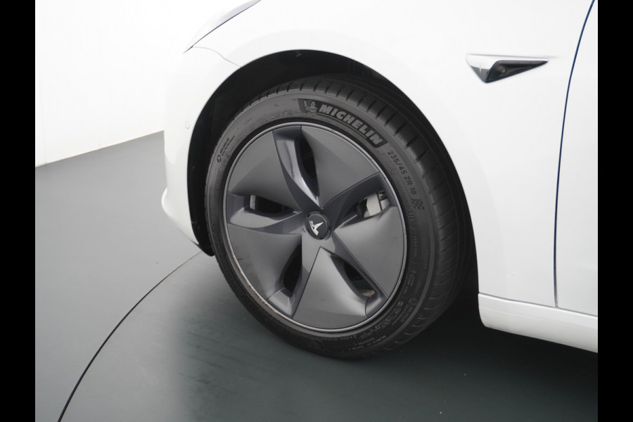 Tesla Model 3 RWD SR+ 60kWh 325PK FSD 3-Computer 18" AutoPilot Leder PanoDak Adaptive-Cruise Lmv Camera's Elektr.-Stuur+Stoelen+Spiegels+Geheu Navi LED Comfortstoelen ACC DAB Voorverwarmen interieur via App Keyless via Telefoonsleutel One-Pedal-Drive Origineel Nederlandse auto tot 11kw laden thuis! 1.584kg licht! Accu Garantie tot 31-03-2028/160.000km